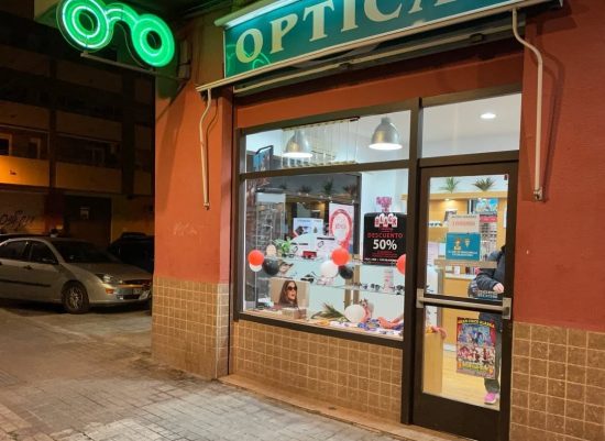 Óptica Tres Forques, en la calle Fray Junípero Serra, en el corazón de Patraix, hemos crecido junto a nuestra clientela, adaptándonos a las nuevas tecnologías y tendencias sin perder nunca el trato cercano y personal que nos caracteriza.